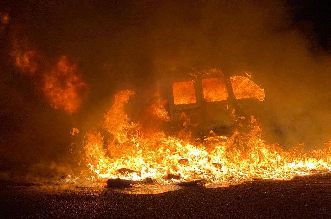 Incendio de cinco contenedores y tres coches en Arrecife