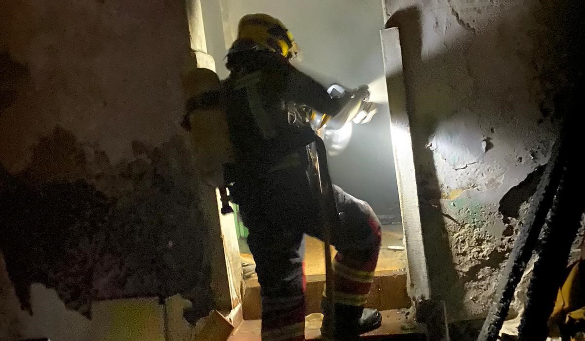 Los bomberos sofocan un incendio en una vivienda abandonada