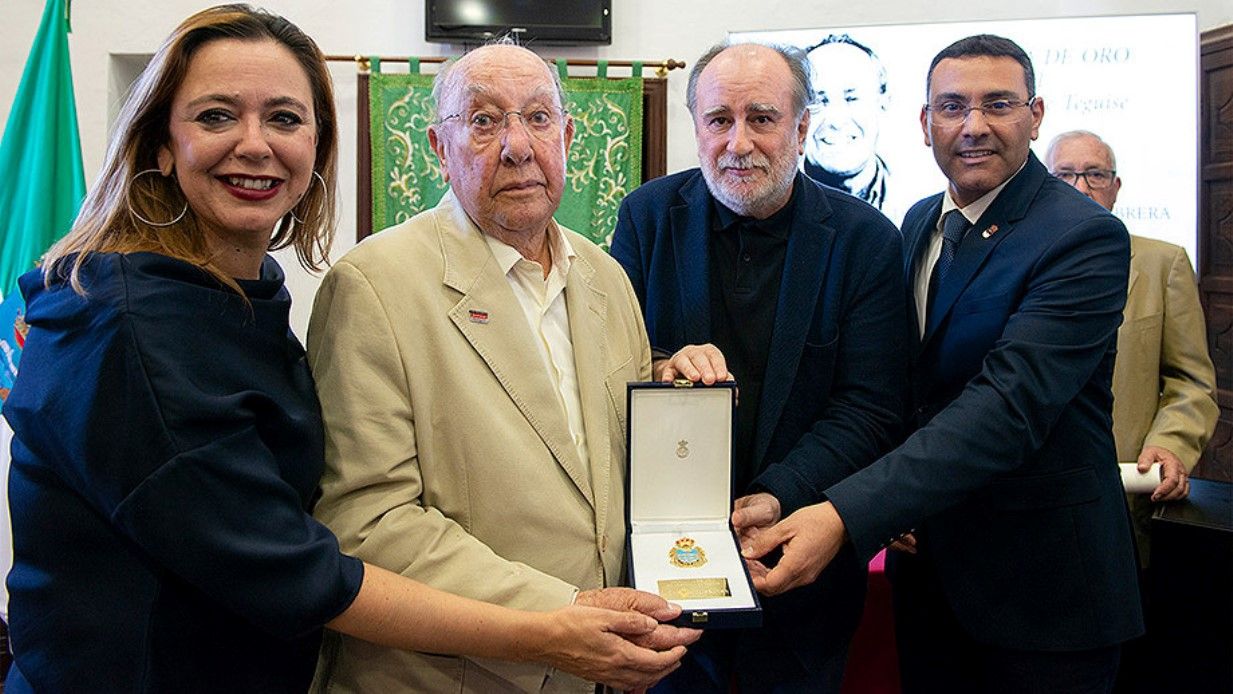 María Dolores Corujo, presidenta del Cabildo Insular; Carlos Manrique Cabrera, hermano de César Manrique; Fernando Gómez Aguilera, director de la Fundación César Manrique y Oswaldo Betancort, alcalde del municipio de Teguise