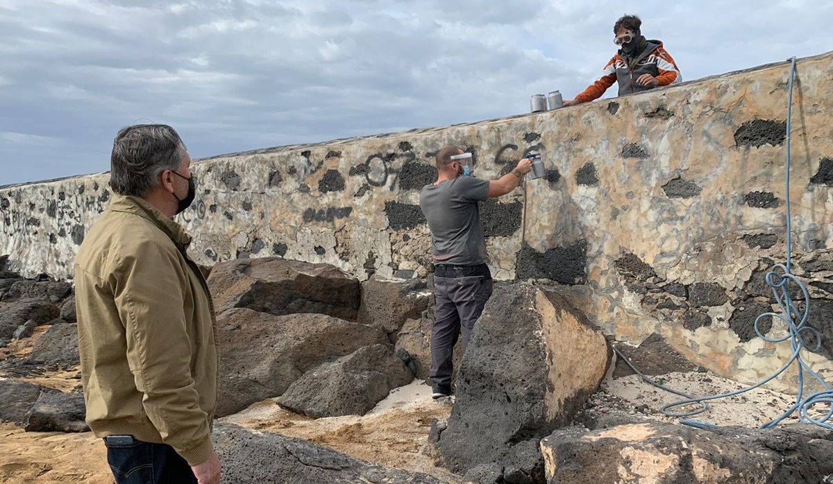 Limpieza grafitis en el Castillo de San Gabriel y el Puente de las Bolas