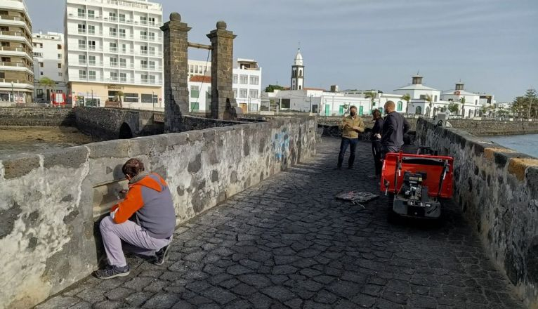 Limpieza grafitis en el Puente de las Bolas