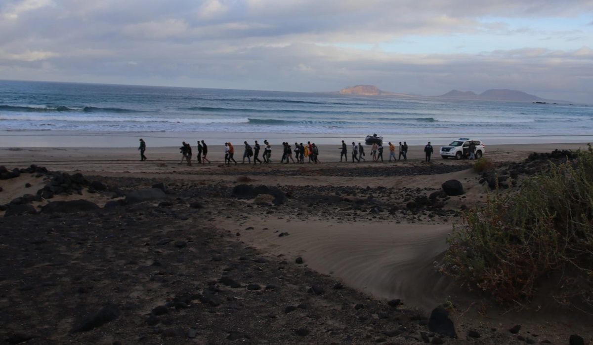 Los inmigrantes en la playa de Famara