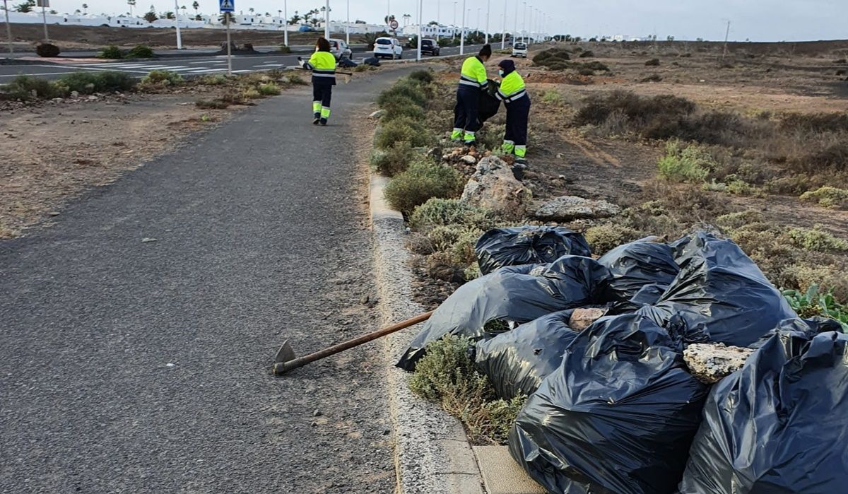 Labores de limpieza en Tías