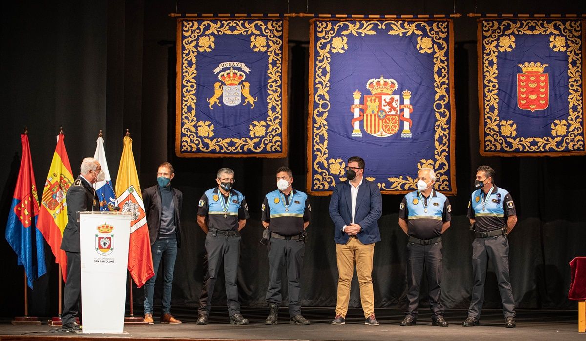 Cuatro agentes de San Bartolomé reciben la distinción oficial