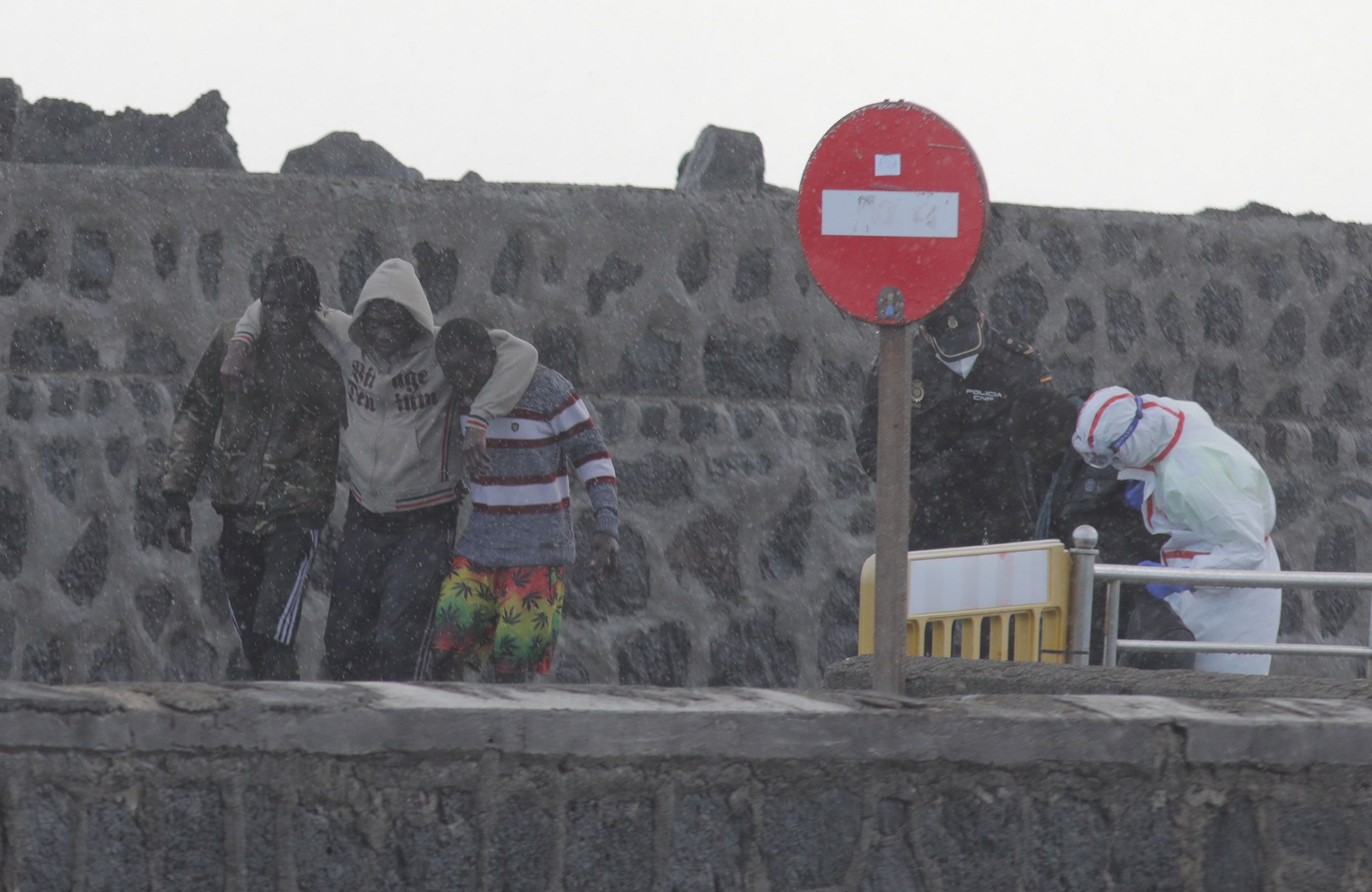 Imagen de archivo de llegada de migrantes en el muelle Comercial Imagen de archivo de llegada de migrantes en el muelle Comercial