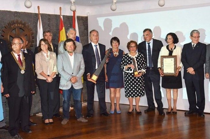 Imagen de archivo de Nieves Cabrera junto a sus hijos en la recogida de un premio 