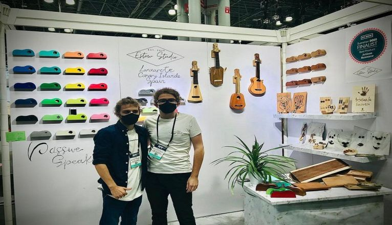 El lutier Felip Martín y su hermano en la feria de Nueva York en agosto de 2021