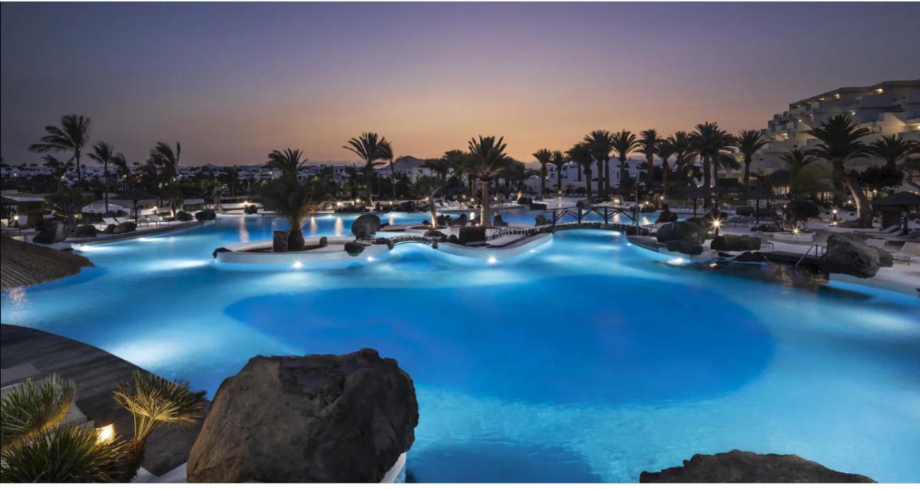 Imagen nocturna de la piscina del Melíá Salinas  (foto Meliá Hoteles)