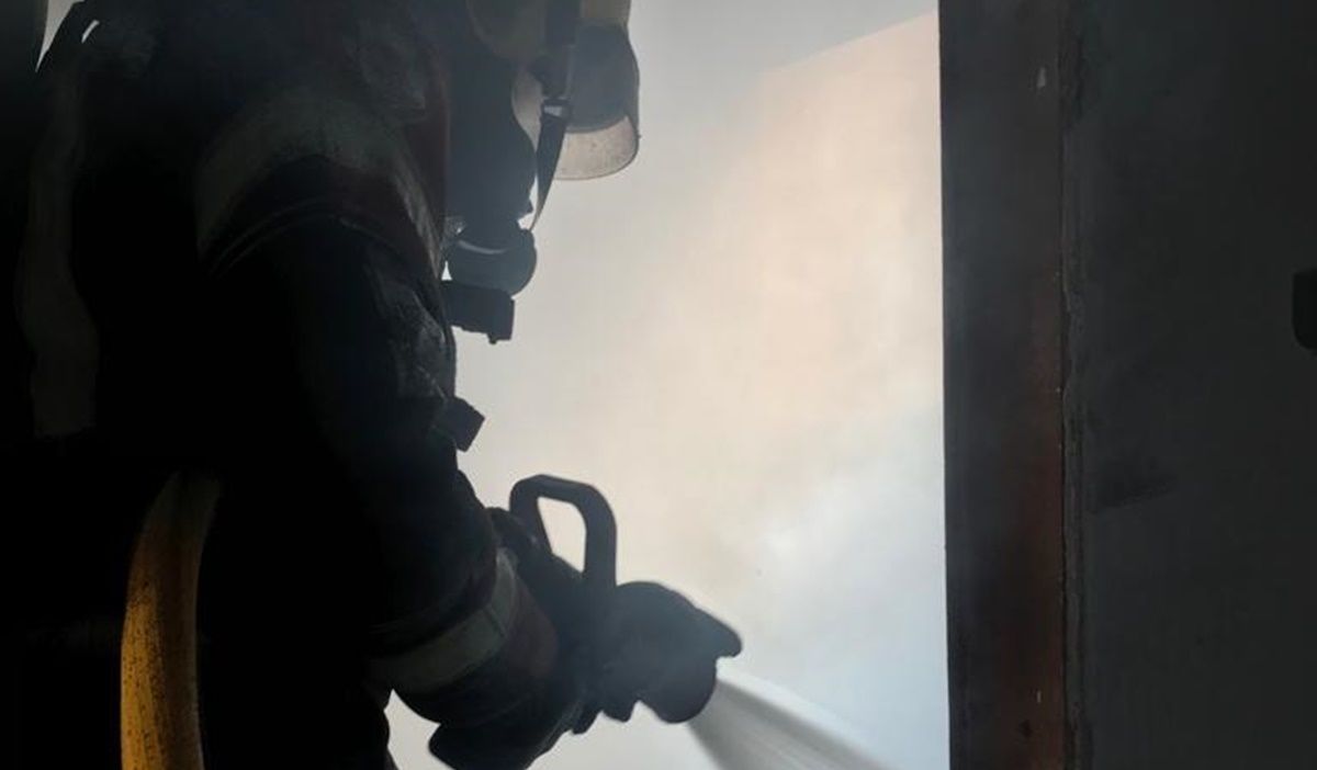 Los bomberos apagan un incendio en una vivienda abandonada
