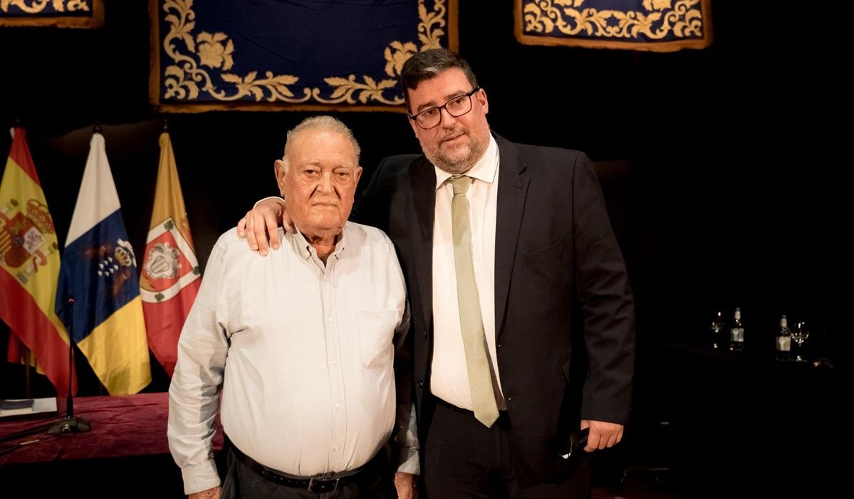 Isidro Pérez junto a su padre en la toma de posesión