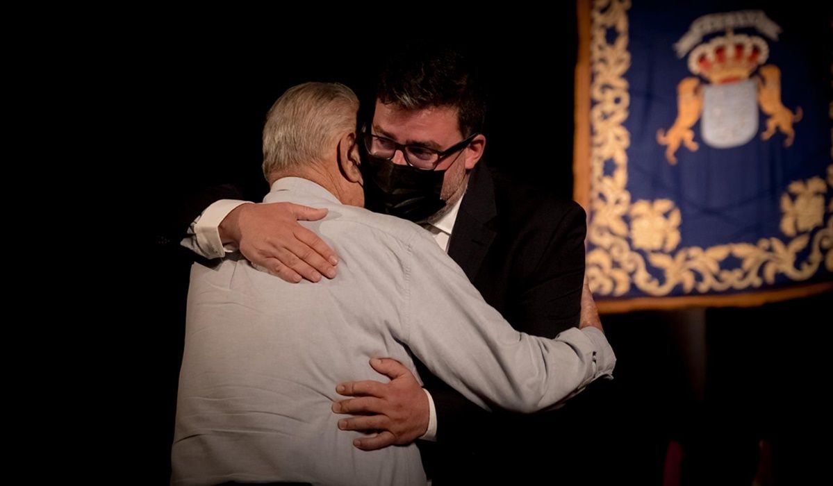 Isidro Pérez junto a su padre en el pleno de investidura