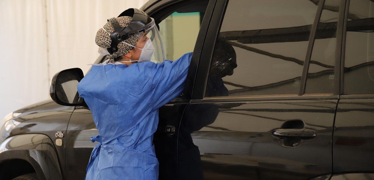 Una sanitaria tomando muestras en el auto covid de Lanzarote