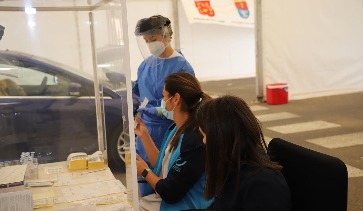 Sanitarias trabajando en el autocovid de Arrecife