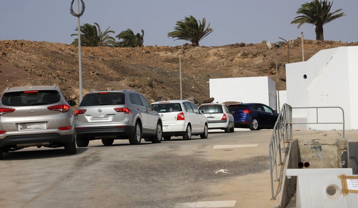 Fila de vehículos en el autocovid