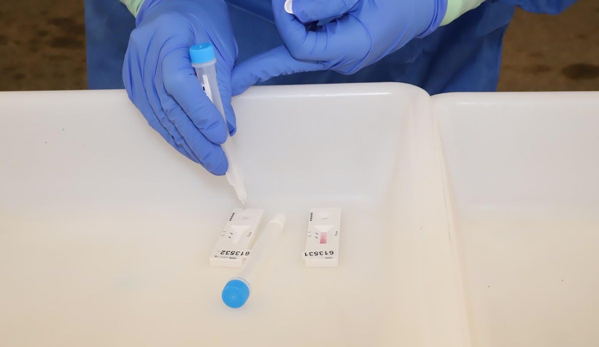 Una enfermera realizando un test de antígenos en el autocovid
