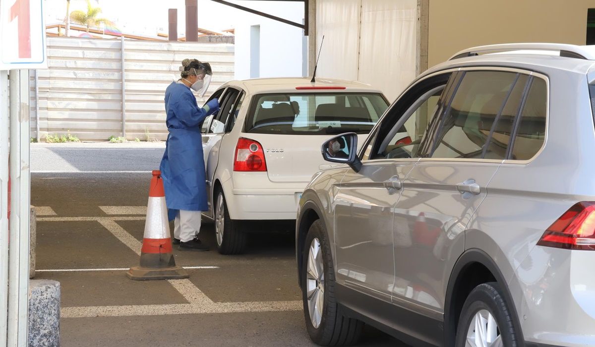 Una sanitaria realizando test