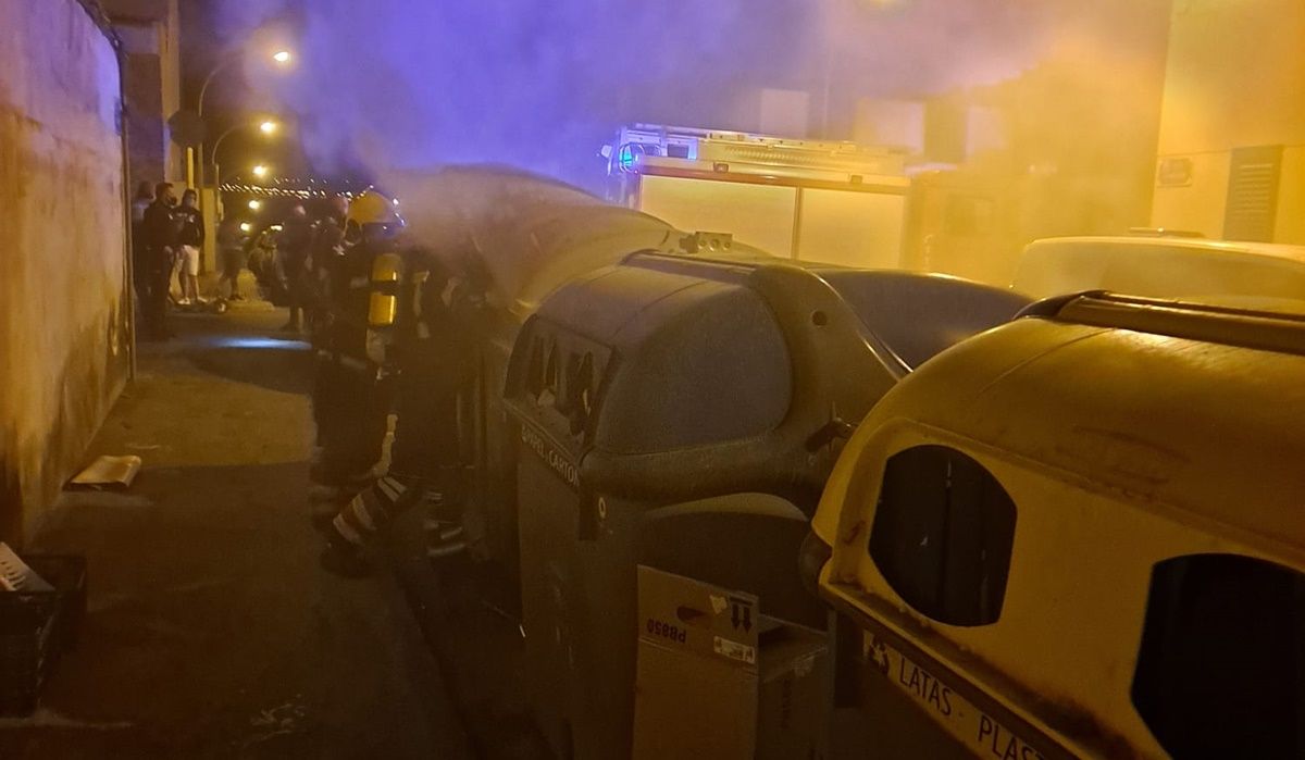 Los bomberos apagaron un incendio en un contenedor en Los Geranios