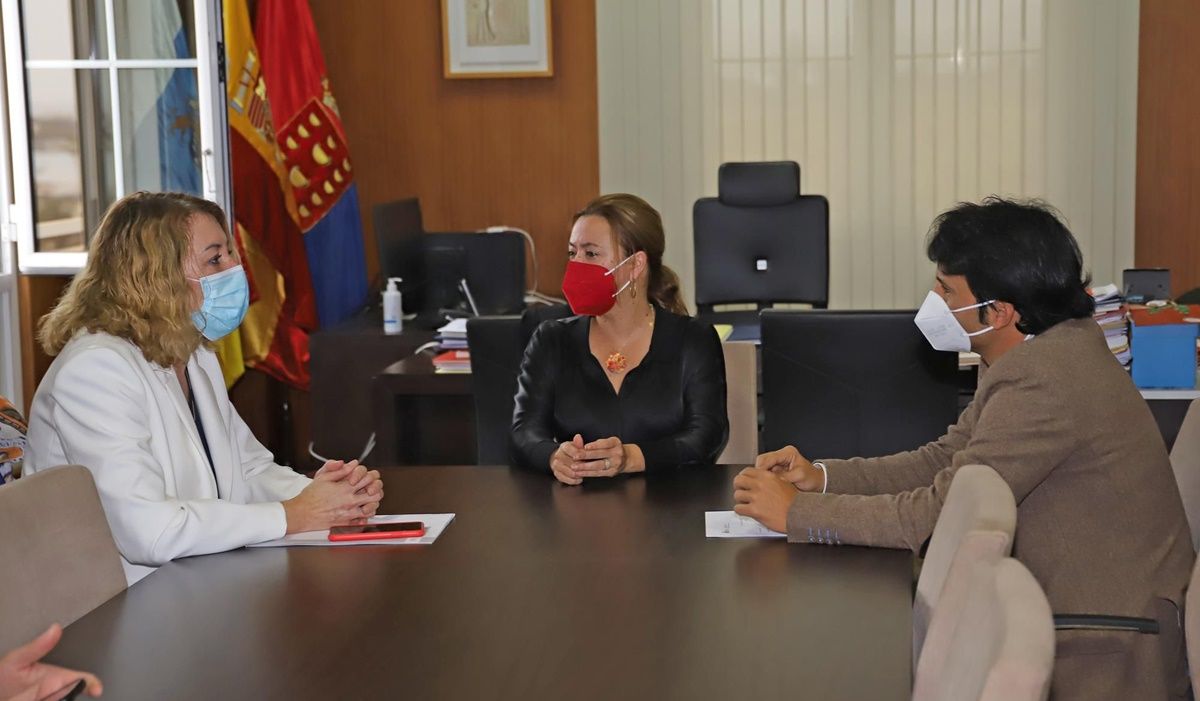 Reunión del Cabildo y Teresa Mayans