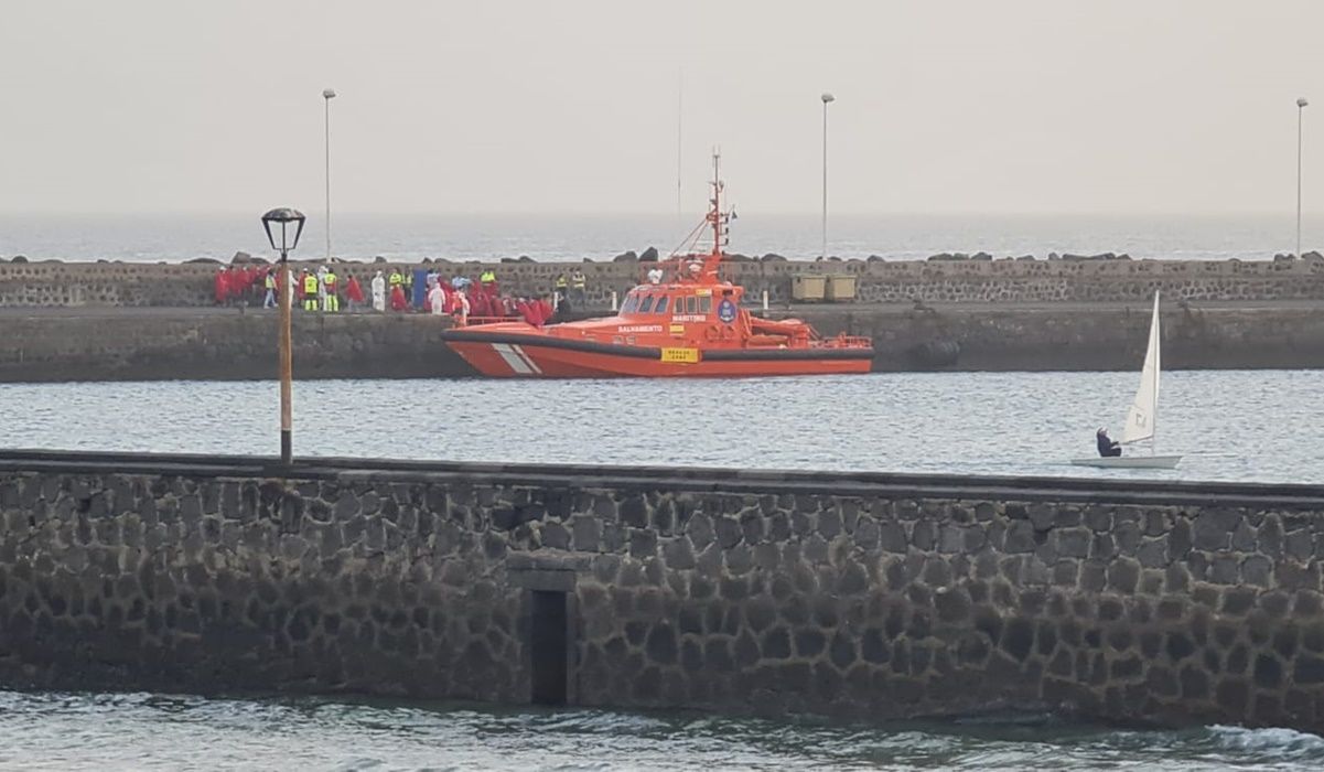 Los ocupantes de la patera, desembarcando en el muelle Comercial | Foto: Dani Camacho