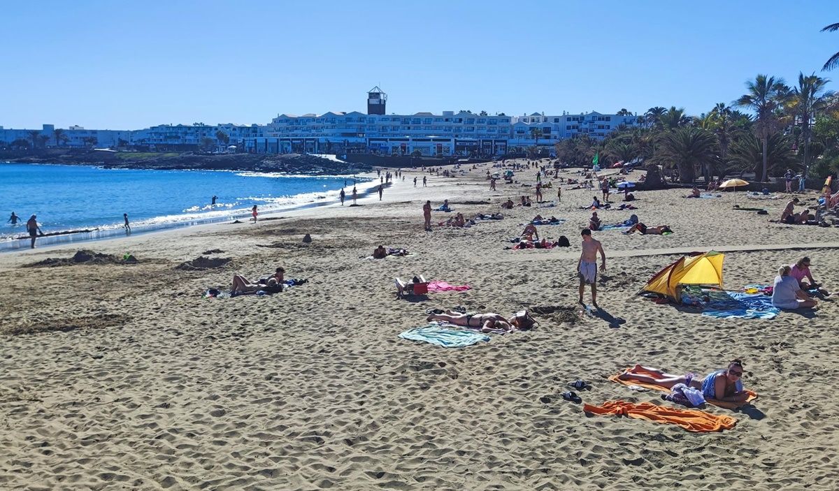 Día soleado en una playa de Lanzarote