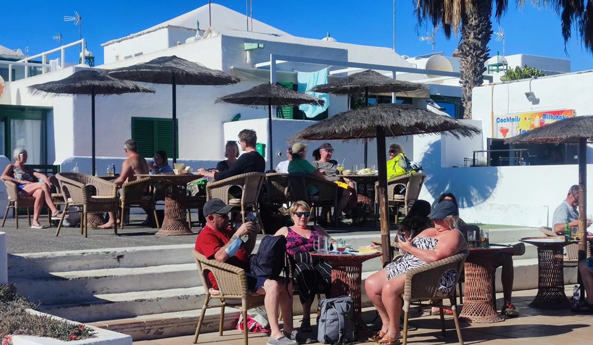 Turistas en una terraza en Lanzarote