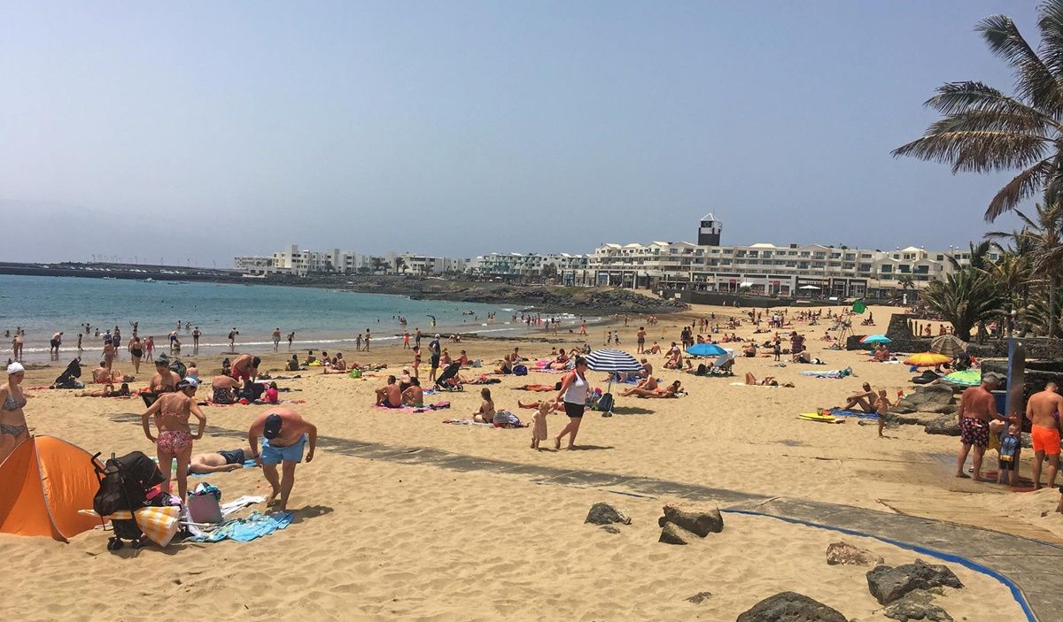 Jornada soleada en una playa de Lanzarote