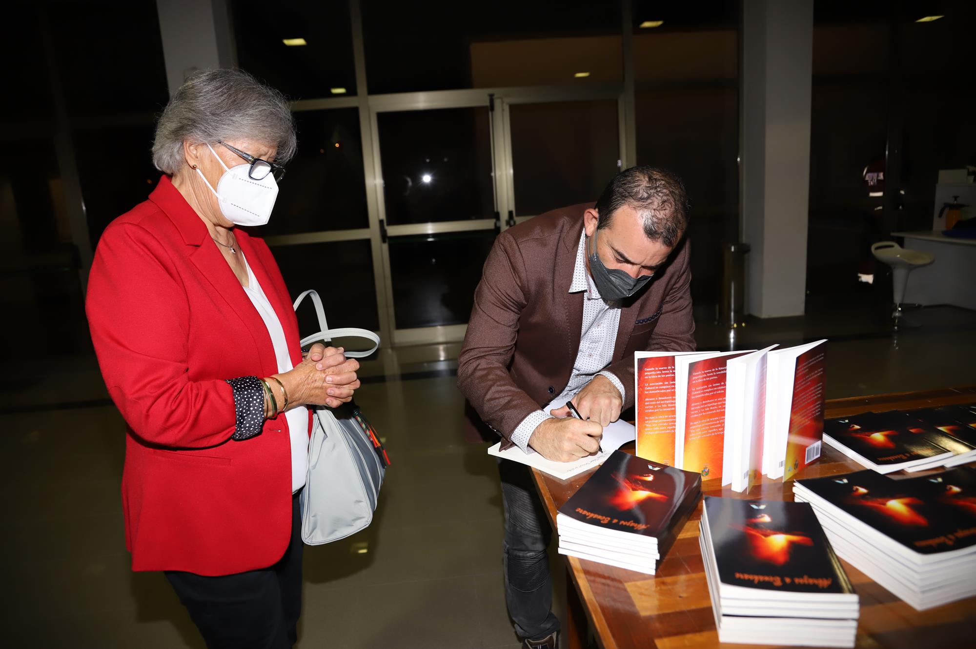 Presentación del libro Abrazos a Benahoare Presentación del libro Abrazos a Benahoare