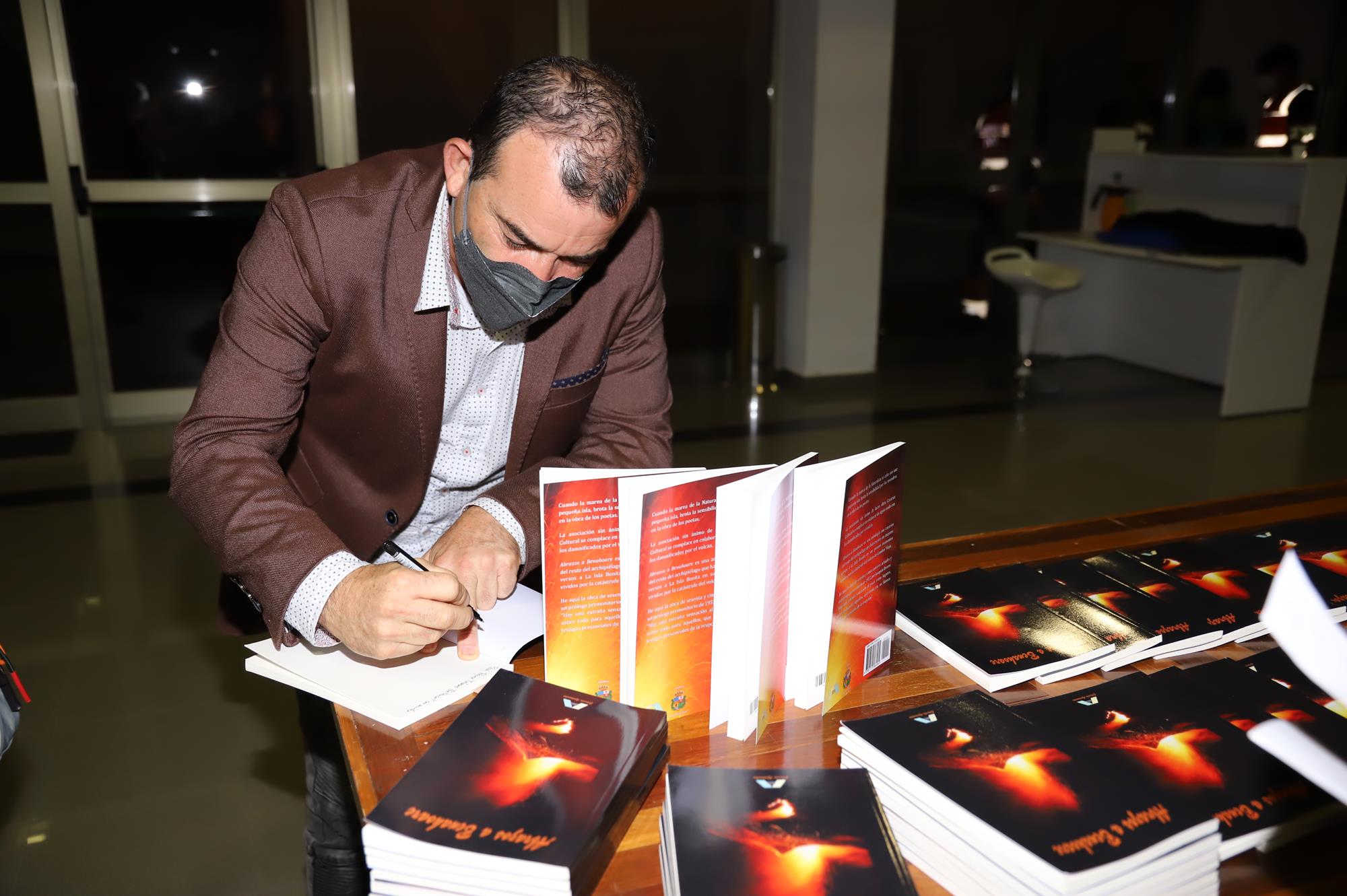 Presentación del libro Abrazos a Benahoare Presentación del libro Abrazos a Benahoare