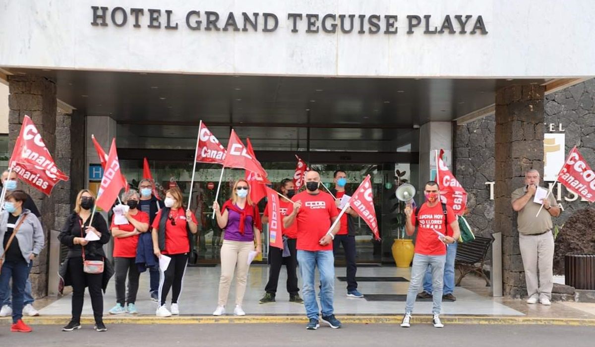 Concentración de CCOO frente a un hotel de Costa Teguise