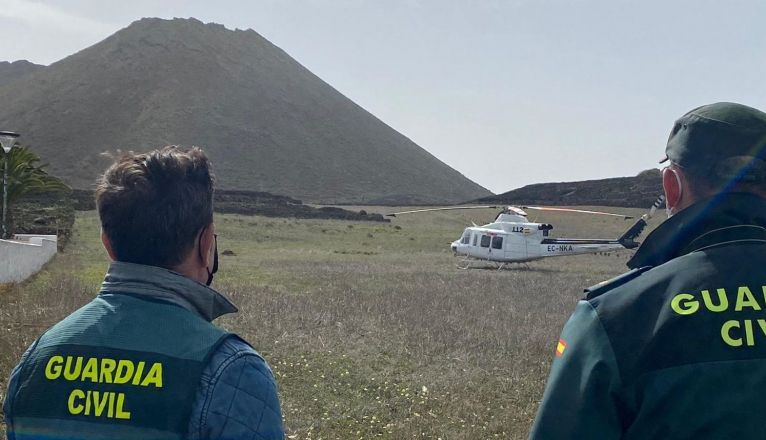La Guardia Civil y el helicóptero del 112, en el volcán de La Corona