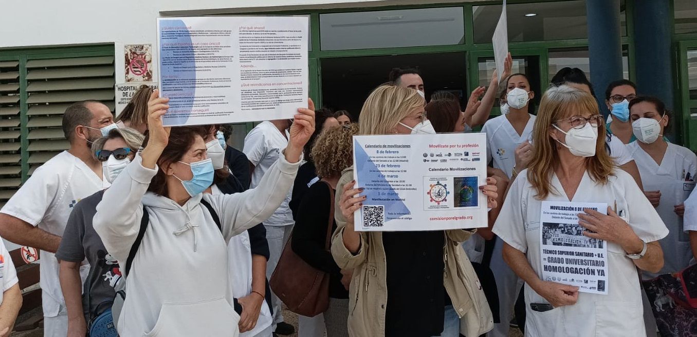 Concentración de Técnicos Superiores Sanitarios a las puertas del Hospital Molina Orosa