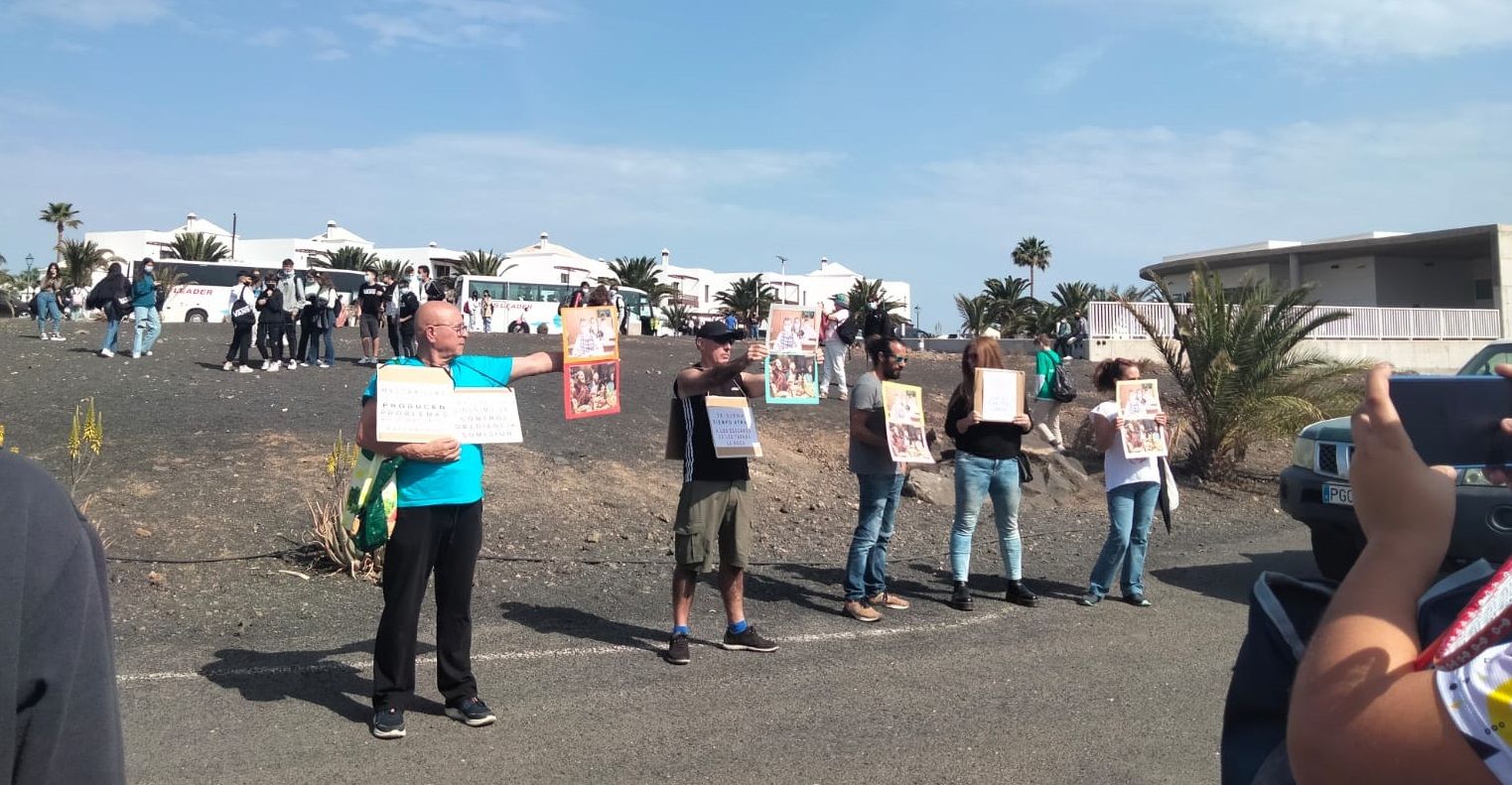 Negacionistas junto al instituto de Costa Teguise