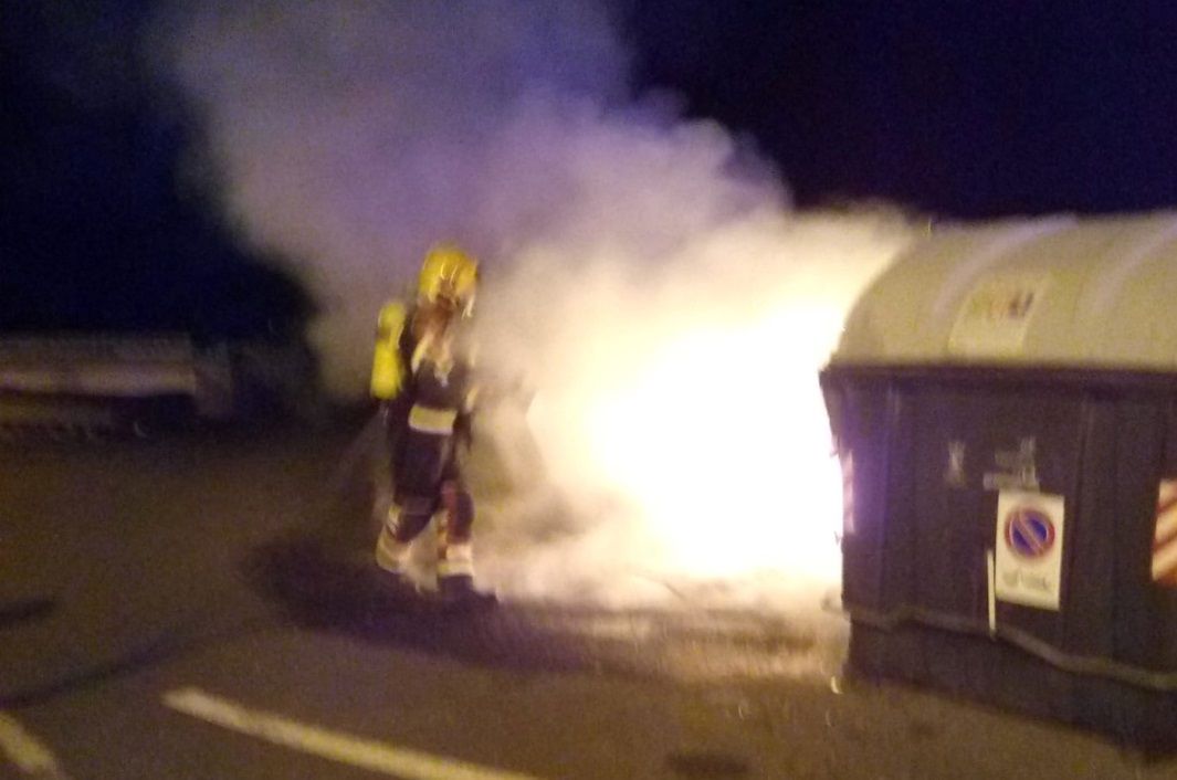 Arden dos contenedores en Puerto del Carmen