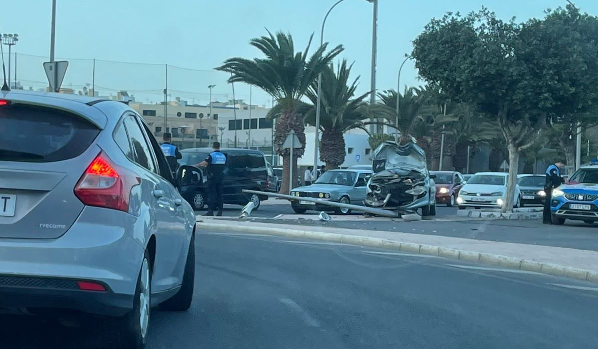 Herido un joven tras chocar contra un poste en Arrecife