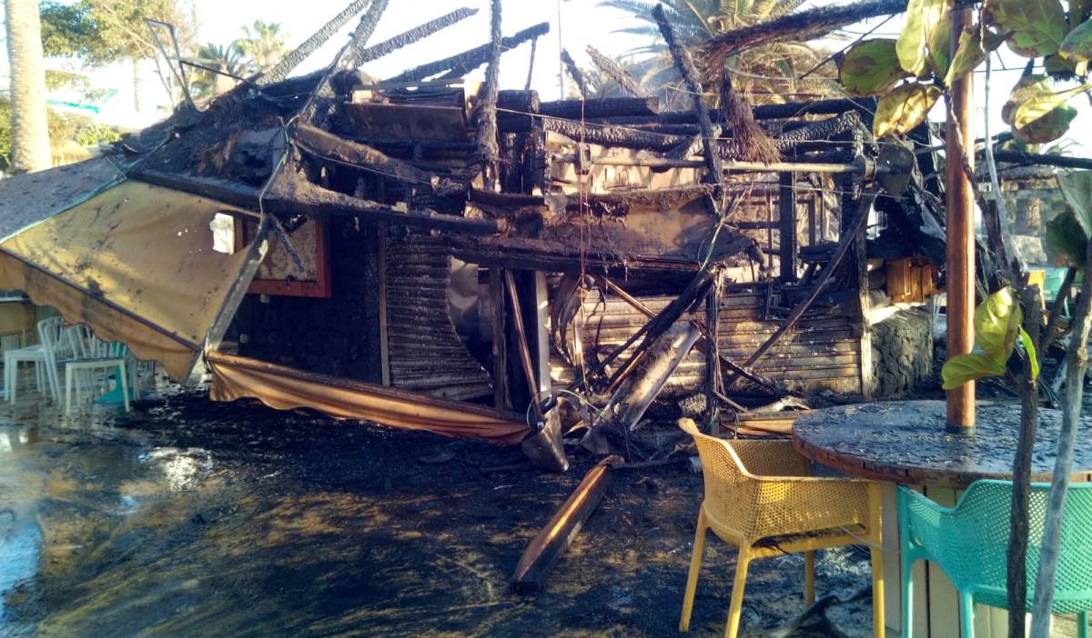 Un incendio calcina un chiringuito de playa en la playa de Las Cucharas 