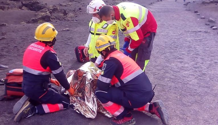 Bomberos y personal del SUC atienden a la mujer herida en el Volcán del Cuervo Bomberos y personal del SUC atienden a la mujer herida en el Volcán del Cuervo
