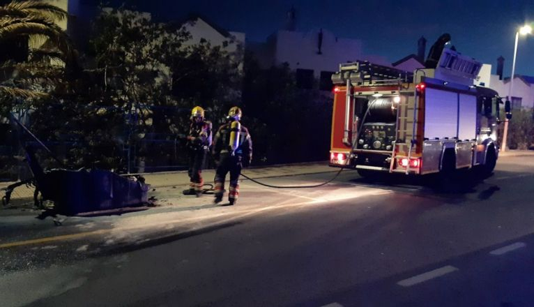Los bomberos apagando el incendio