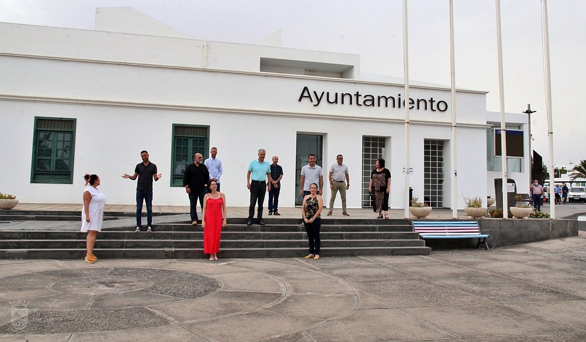Grupo de gobierno de Tías frente al Ayuntamiento