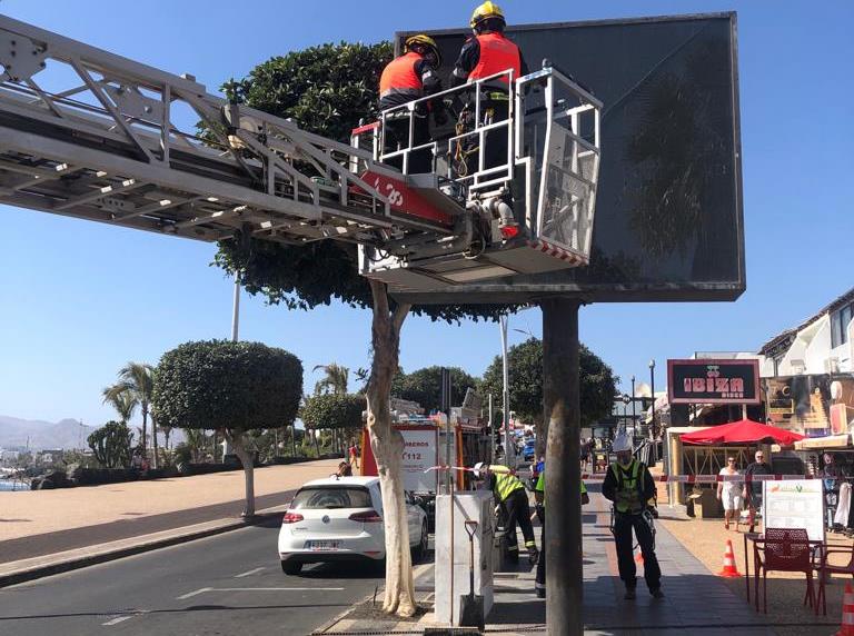 Los bomberos actúan en Puerto del Carmen por la caída de cristales de un cartel