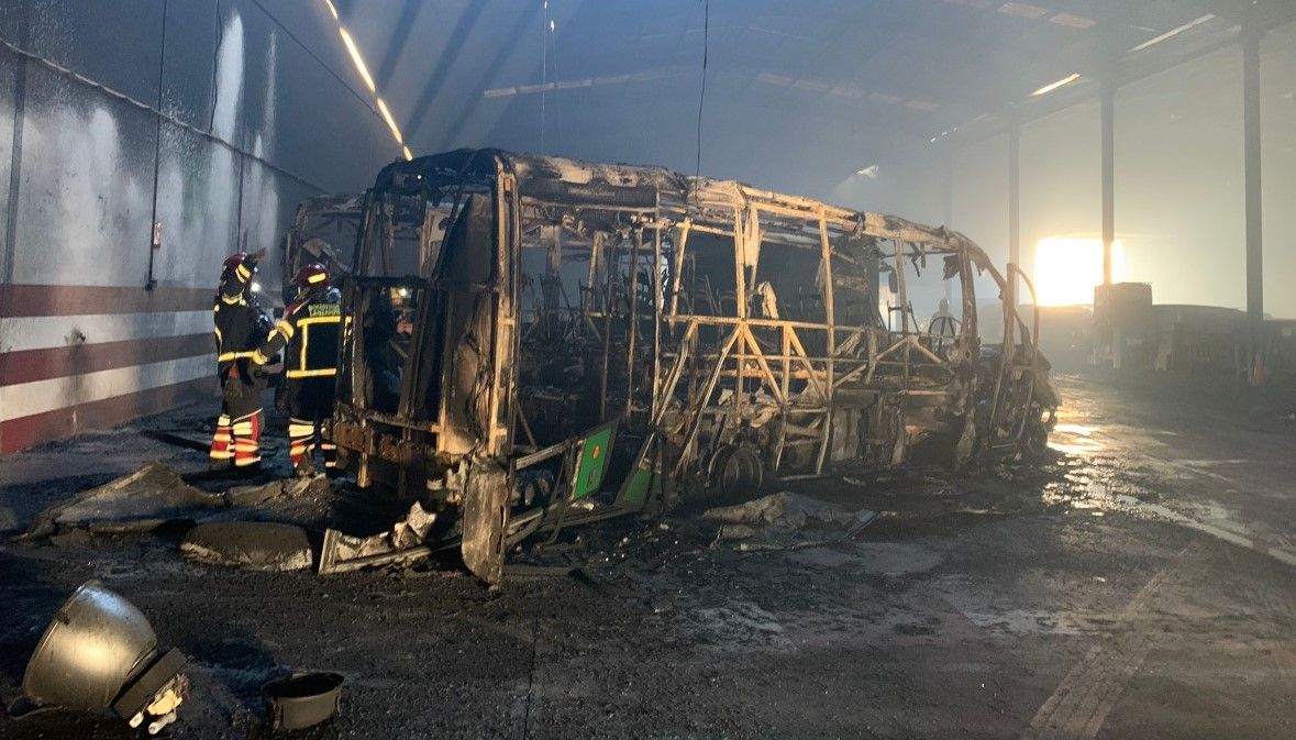 Incendio en la nave de las guaguas de Arrecife