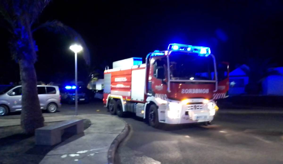 Los bomberos apagan el incendio en un restaurante de Puerto del Carmen