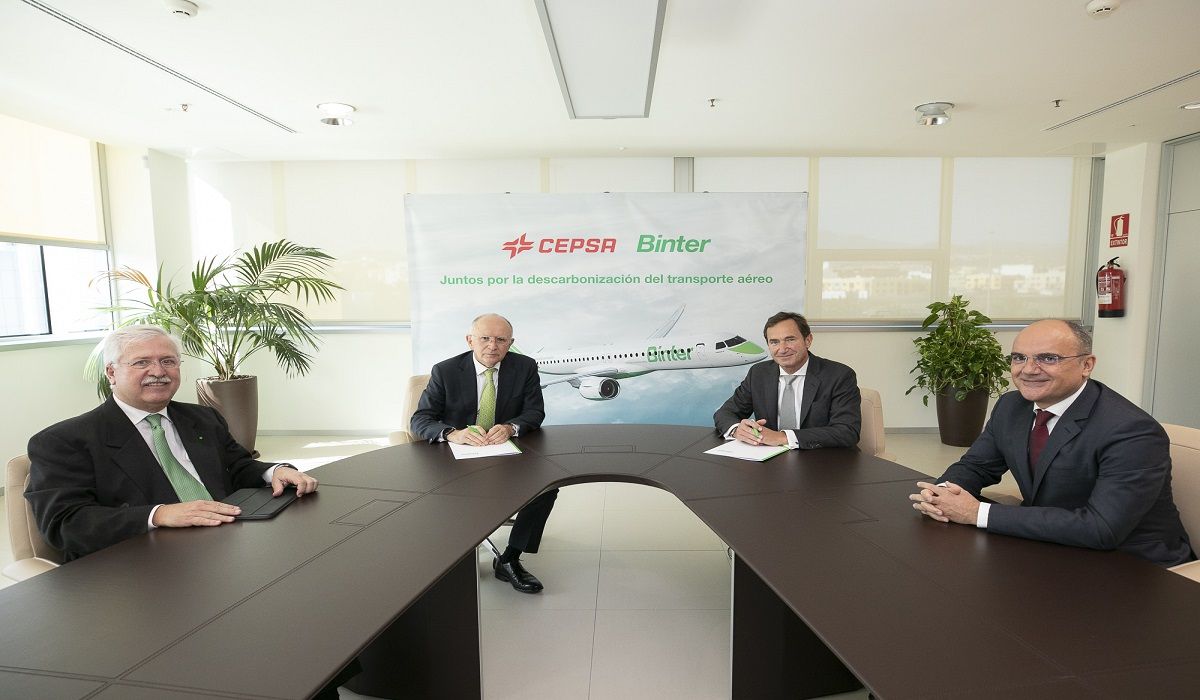 Firma del acuerdo para la descarbonización en el sector aéreo entre Binter y Cepsa