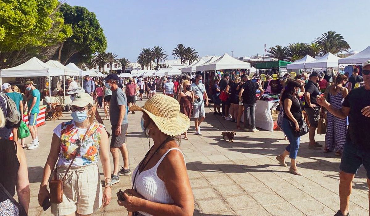 Miles de personas visitando el mercadillo de Teguise