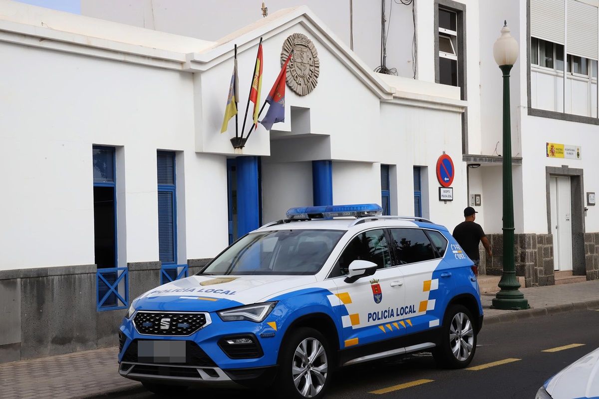 Coche de la Policía Local frente a la Comisaría de Arrecife