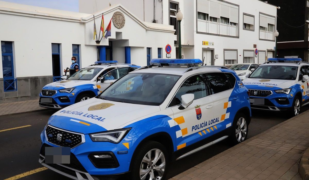 Vehículos de la Policía Local de Arrecife frente a la Comisaría