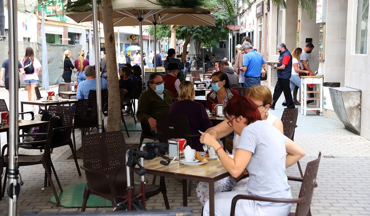 Gente consumiendo en una terraza de Arrecife