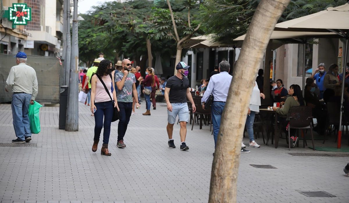 Gente paseando por la calle Real de Arrecife