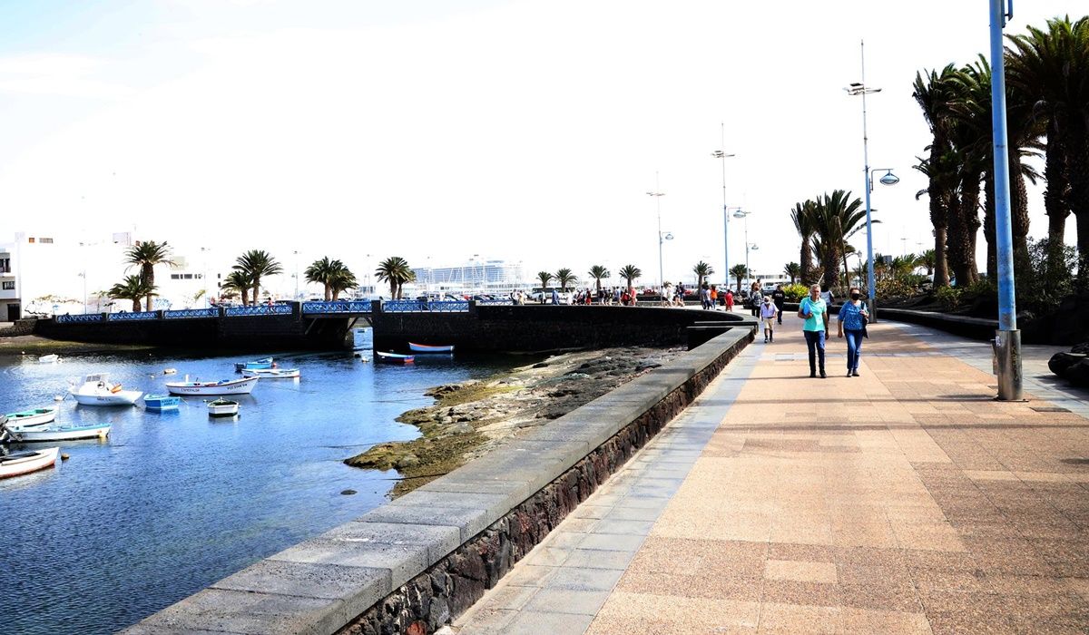 Imagen de gente paseando en el Charco de San Ginés