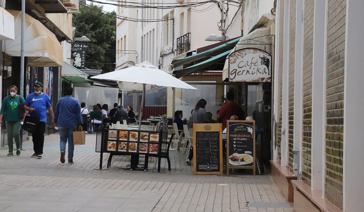 Personas de compras en el centro de Arrecife Personas de compras en el centro de Arrecife