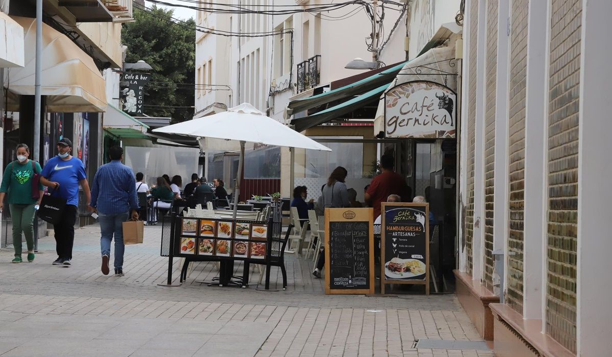 Personas de compras en el centro de Arrecife